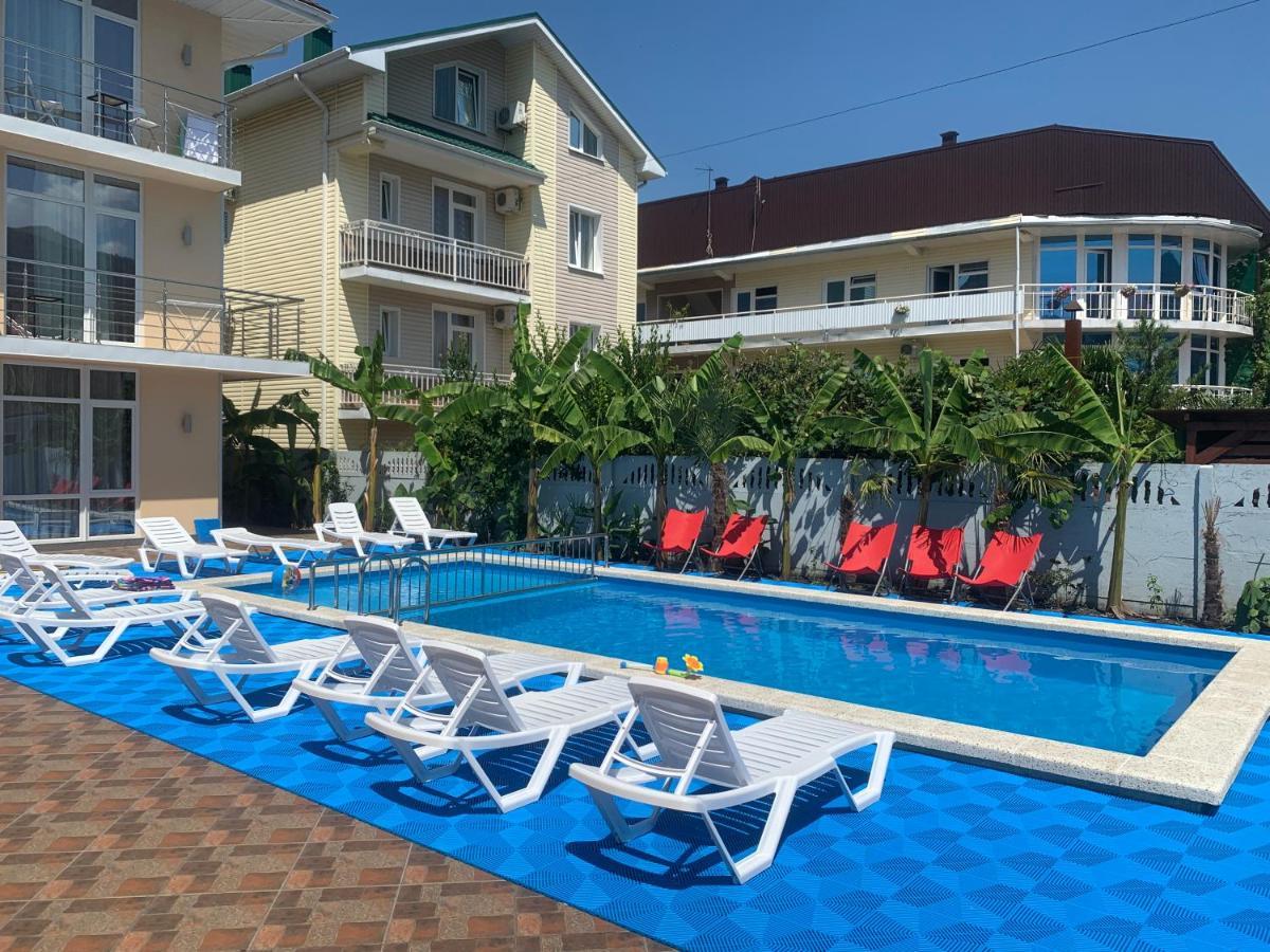 Club hotel family 4. Гранд Фэмили Лазаревское. Гостевой дом Гранд Фэмили Лазаревское. Гостевой дом Фэмили Лазаревское Тормахова 3а/1. Гостевой дом на улице Тормахова в Лазаревском.